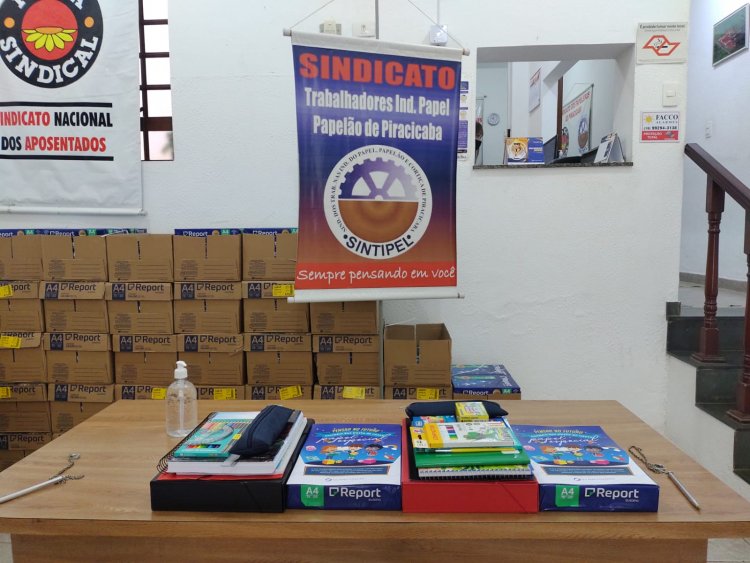 Sintipel inicia entrega dos kit escolares aos filhos de funcionários da Oji Papéis