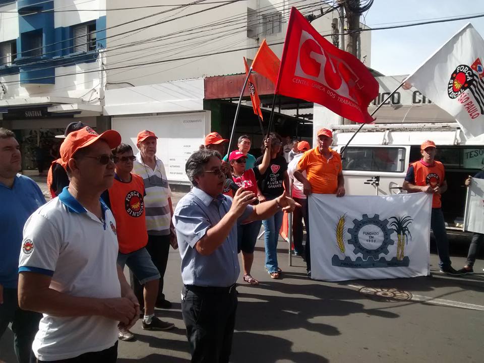 Conespi manifesta em frente à agência da Previdência contra retirada de direitos dos trabalhadores.